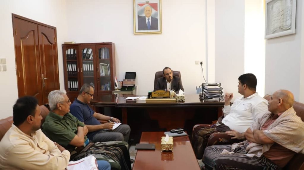 لقاءٌ برئاسة محافظ حضرموت يبحث الترتيبات لاستئناف العمل بمشاريع الطرق عقب عيد الفطر المبارك