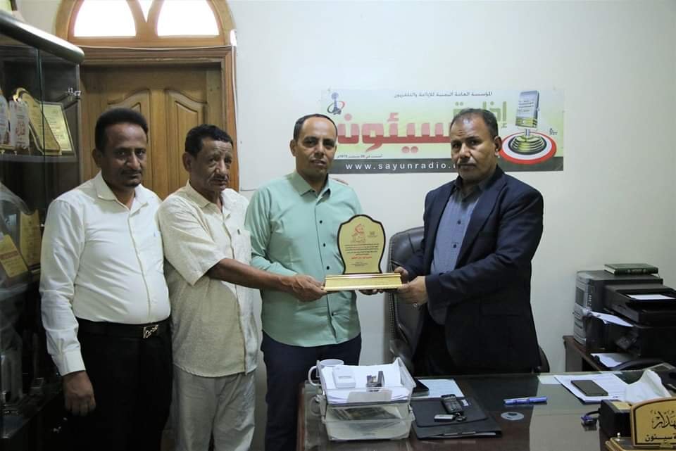 مكتب الصحة بوادي حضرموت يكرم إذاعة سيئون بدرع الوفاء والعرفان