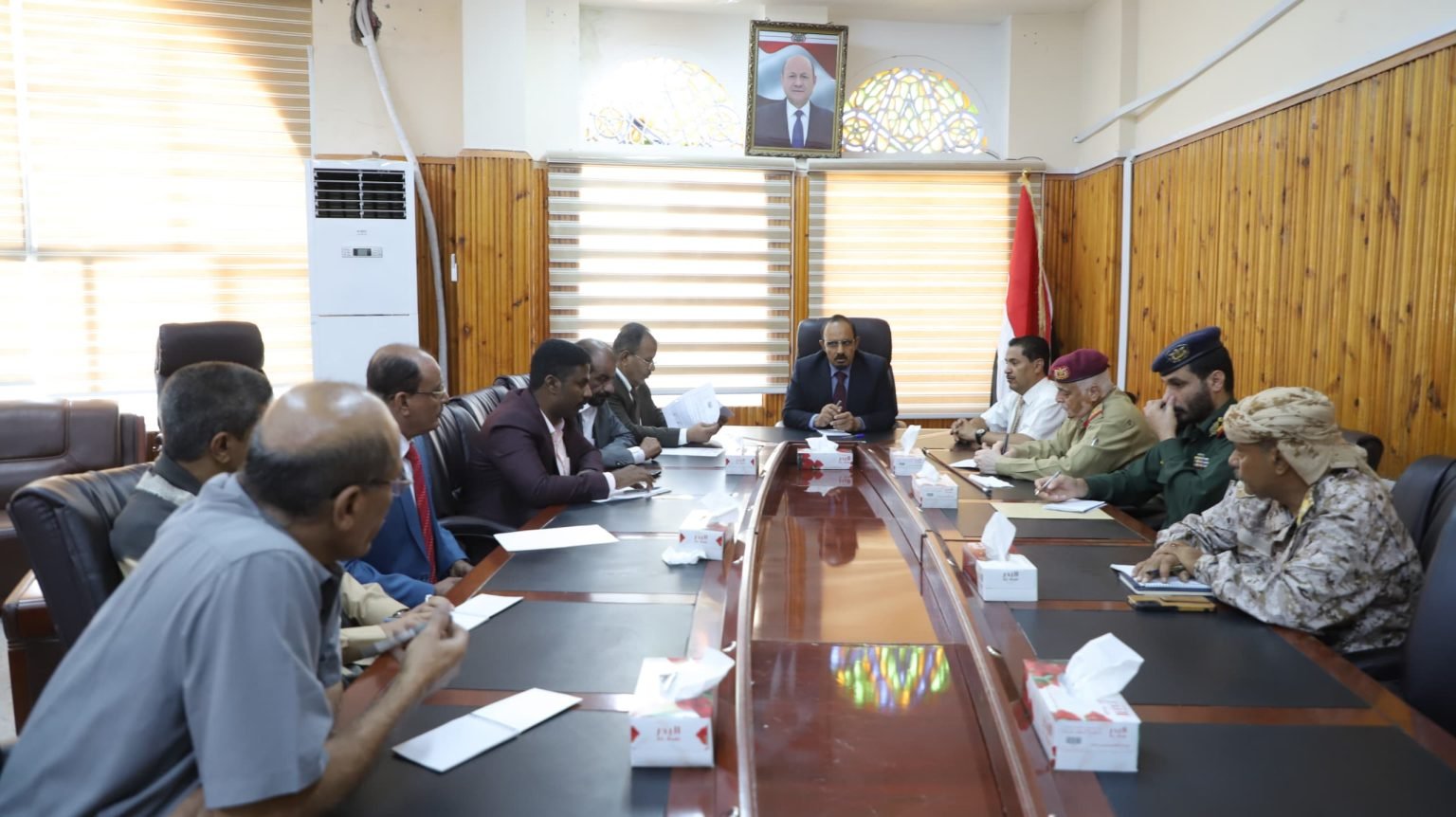 المحافظ بن ماضي يباشر عمله بالمجمع الحكومي بسيئون ويلتقي المواطنين وقيادة قطاع المرأة بالوادي