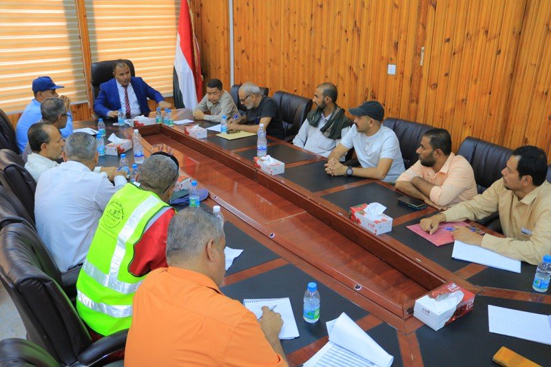 لقاء بسيئون لمناقشة إجراءات البدء في أعمال سفلتة شوارع مدينة سيئون