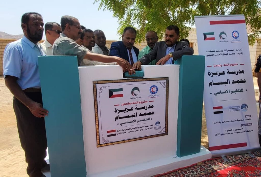 وضع حجر الأساس لمشروع بناء مدرسة عزيزة البسام .. الوكيل العامري يتفقد سير العمل في عدد من المشاريع التعليمية بمديرية تريم .