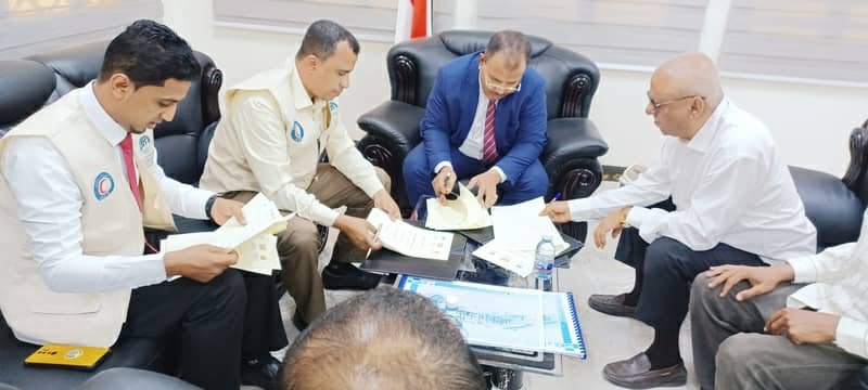 التوقيع على مذكرتي شراكة وتعاون لإنشاء وتجهيز مدرستين في مديريتي تريم والقطن.