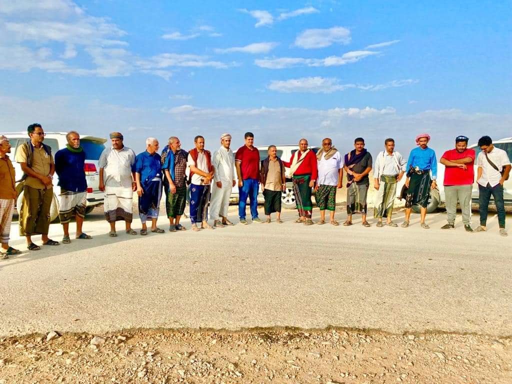 تسليم مشروع شق وسفلتة الخط الرابط بين مديريات الضليعة و دوعن و عمد