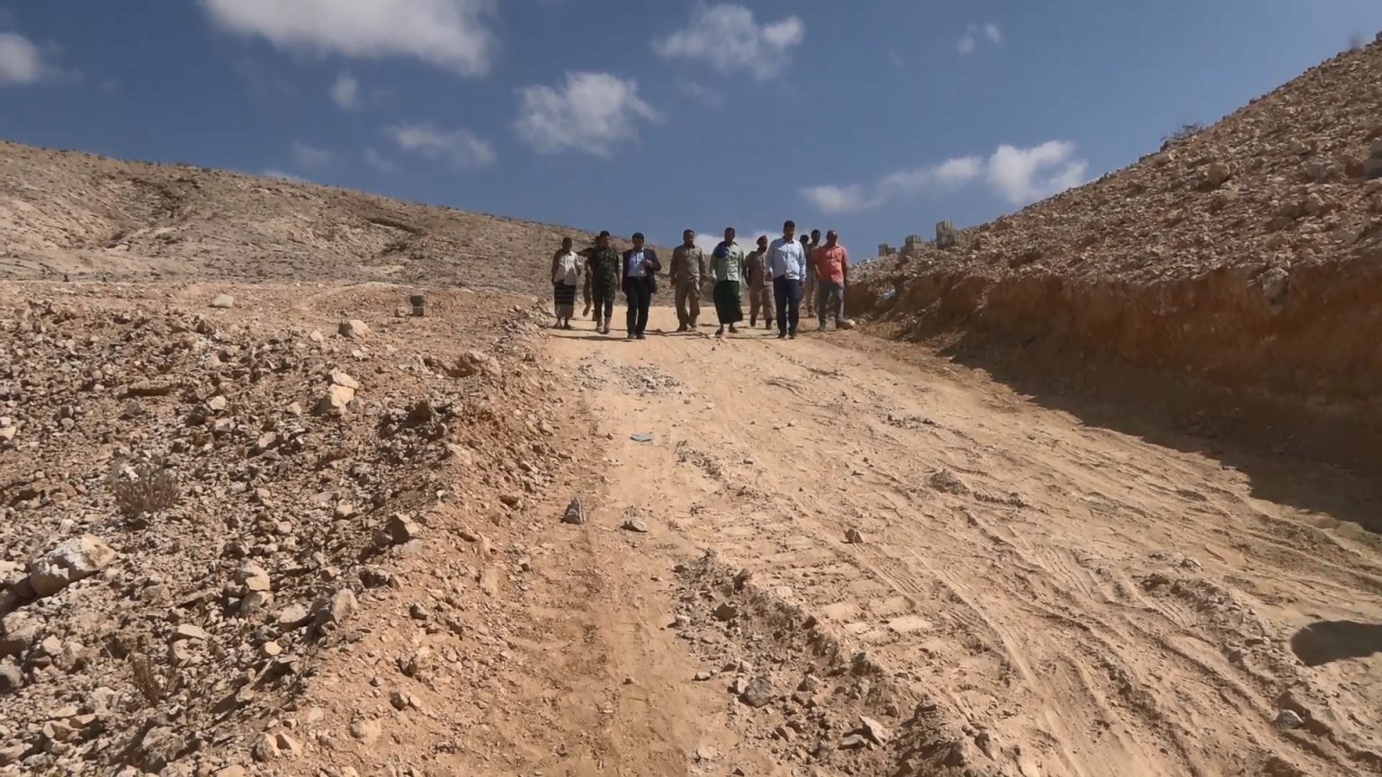 محافظ حضرموت يتفقّد عددًا من مشاريع الطرق والمسارات الجديدة بمدينة المكلا .