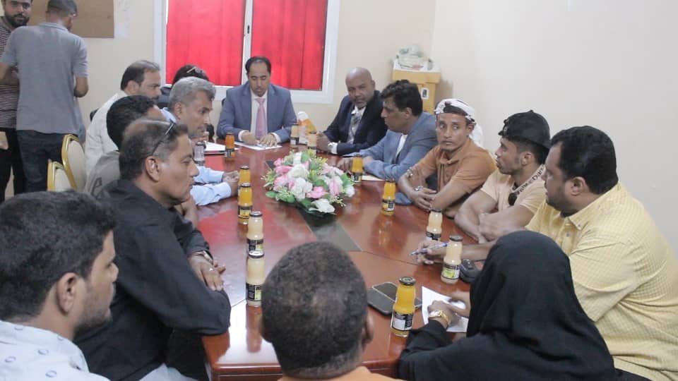 اجتماع بالمكلا يقف أمام سبل تفعيل النشاط الرياضي والمدرسي والاهتمام بالجوانب الابداعية .