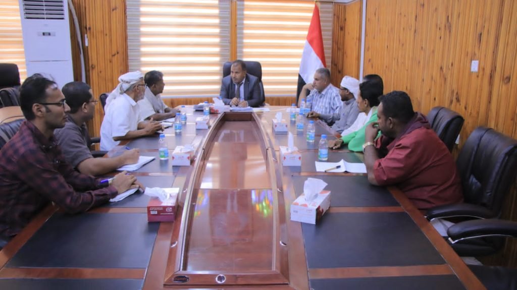 في لقائه مع نقابة المعلمين بوادي وصحراء حضرموت الوكيل العامري يؤكد حرص وأهتمام السلطة المحلية بتحسين أوضاع المعلمين .