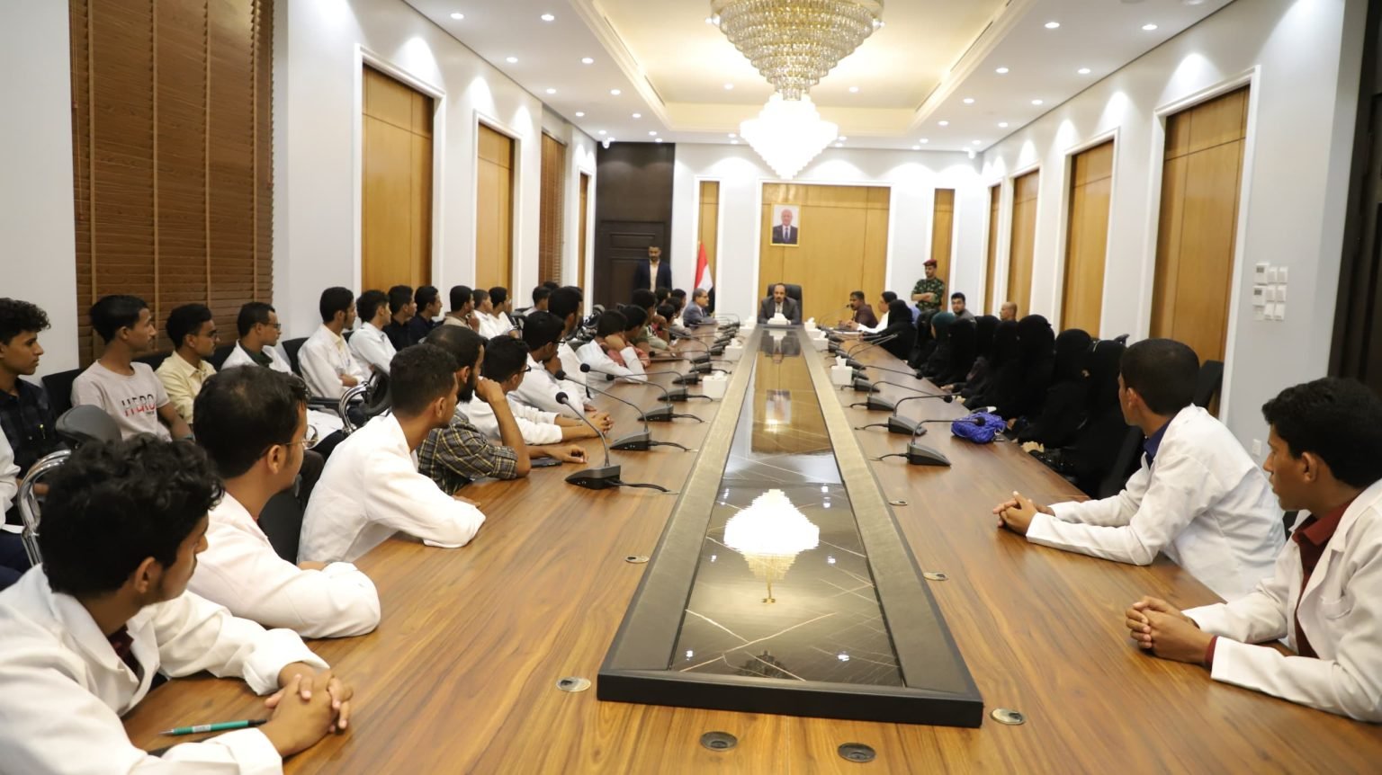 محافظ حضرموت يلتقي طلاب المنحة العلمية المقدمة من دولة الامارات الدارسين بكلية الطب بجامعة حضرموت .