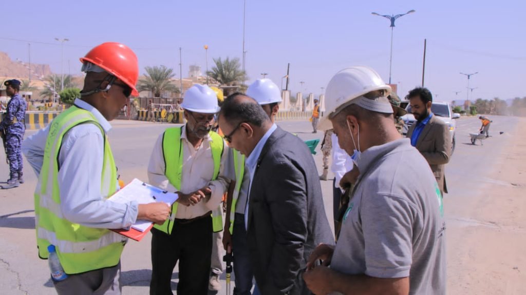 الوكيل العامري يتفقد عدد من المشاريع بمدينة سيئون