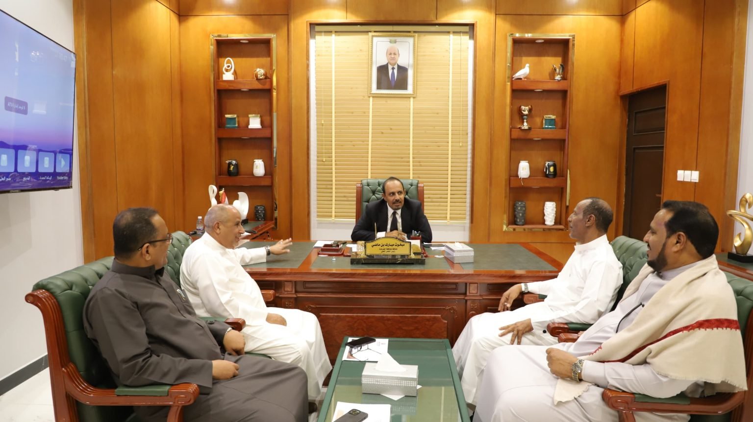 محافظ حضرموت يناقش مع رجال أعمال سبل الاستفادة من فرص الاستثمار المتاحة وتعزيز التنافسية الاقتصادية