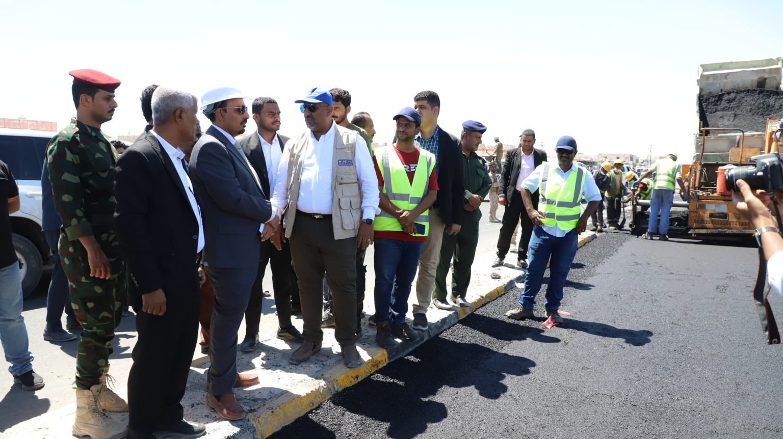 محافظ حضرموت يدشن حُزمة من المشاريع الحيوية في قطاعات المياه والنظافة والطرق بتمويل من منظمة UNOPS والسلطة المحلية بمديرية الشحر