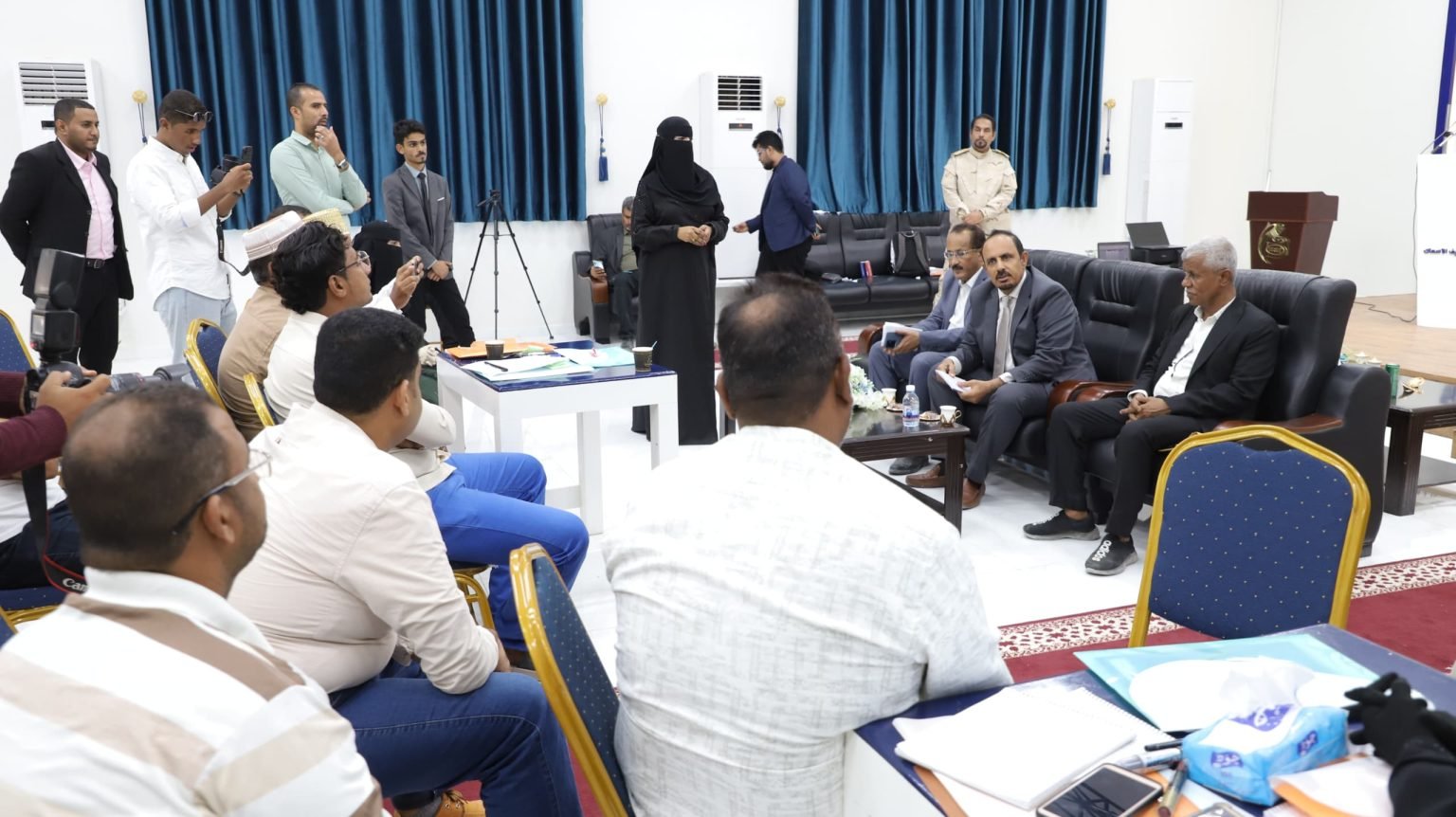 المحافظ بن ماضي يتفقد محكمة الشحر الابتدائية ويحضر اختتام ورشة العمل الخاصة بالمساءلة المجتمعية لتحسين مهام قسم الاصحاح البيئي بالشحر