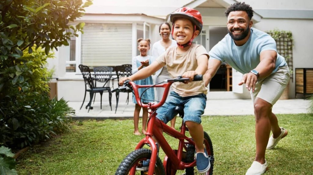 منها اللهو بالهواء الطلق.. نصائح من الصحة العالمية لحماية نظر الأطفال – لعب الأطفال بالأماكن المفتوحة في وضح النهار ولمدة 90 دقيقة يوفر وقاية من ضعف الإبصار