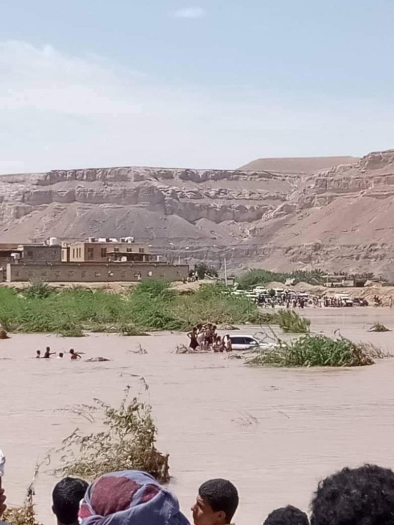 امطار متفاوتة الشدة تشهدها معظم مديريات وادي حضرموت فجر السبت وإنقاذ إمرأة في مديرية ساه وهي في حالة ولادة بعد ان حاصرتها السيول