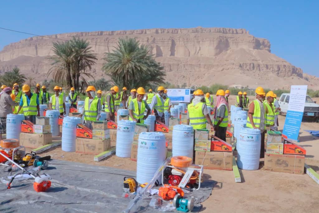 تدشين توزيع المنح التمكينية “الحقيبة الزراعية” لمستفيدي مشروع “من الغذاء إلى الصمود” بمديرية سيئون