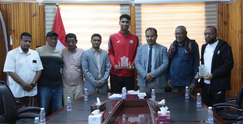 وكيل وادي وصحراء حضرموت يكرم حارس مرمى المنتخب الوطني محمد أمان والمنسق الإعلامي للمنتخب محمد بامخرمة