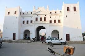 تسليم محضر موقع مشروع سكني خيري في الشحر بدعم كويتي