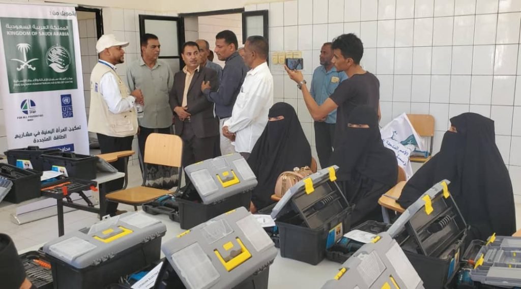 تدشين مشروع تمكين المرأة اليمنية في مشاريع الطاقة المتجددة بمديرية القطن