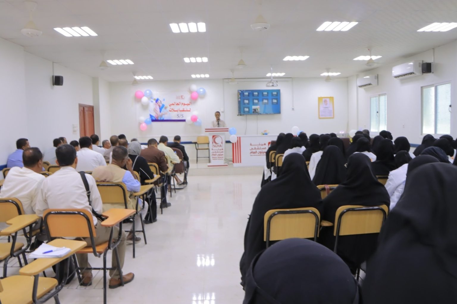 قابلات قسم الطوارئ التوليدية بهيئة مستشفى سيئون العام يحتفلن باليوم العالمي للقابلات