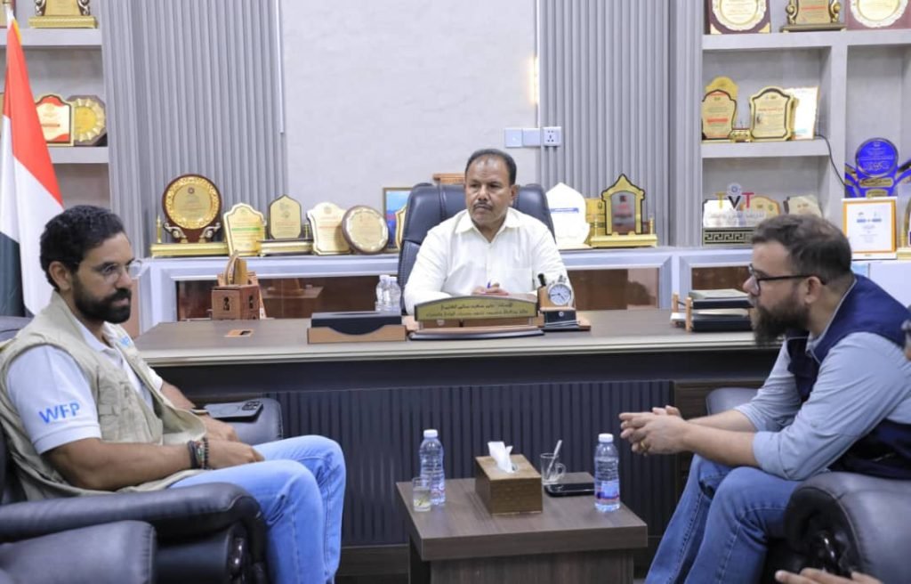 بحث تدخلات برنامج الغذاء العالمي في قطاعي المياه والزراعة بوادي وصحراء حضرموت