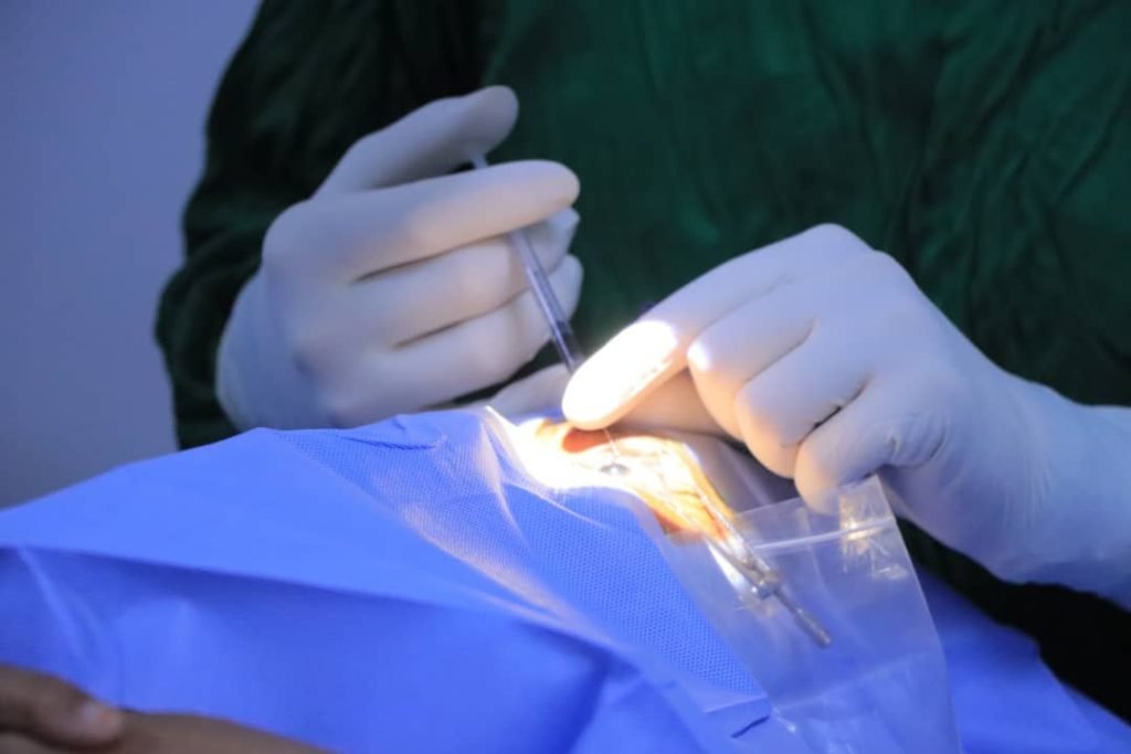 يستهدف إجراء 55 عملية جراحية لمرضى العيون .. مخيّم طبي جراحي لعمليات إزالة المياه البيضاء وزراعة العدسات بتقنية الفاكو يدشن بسيئون