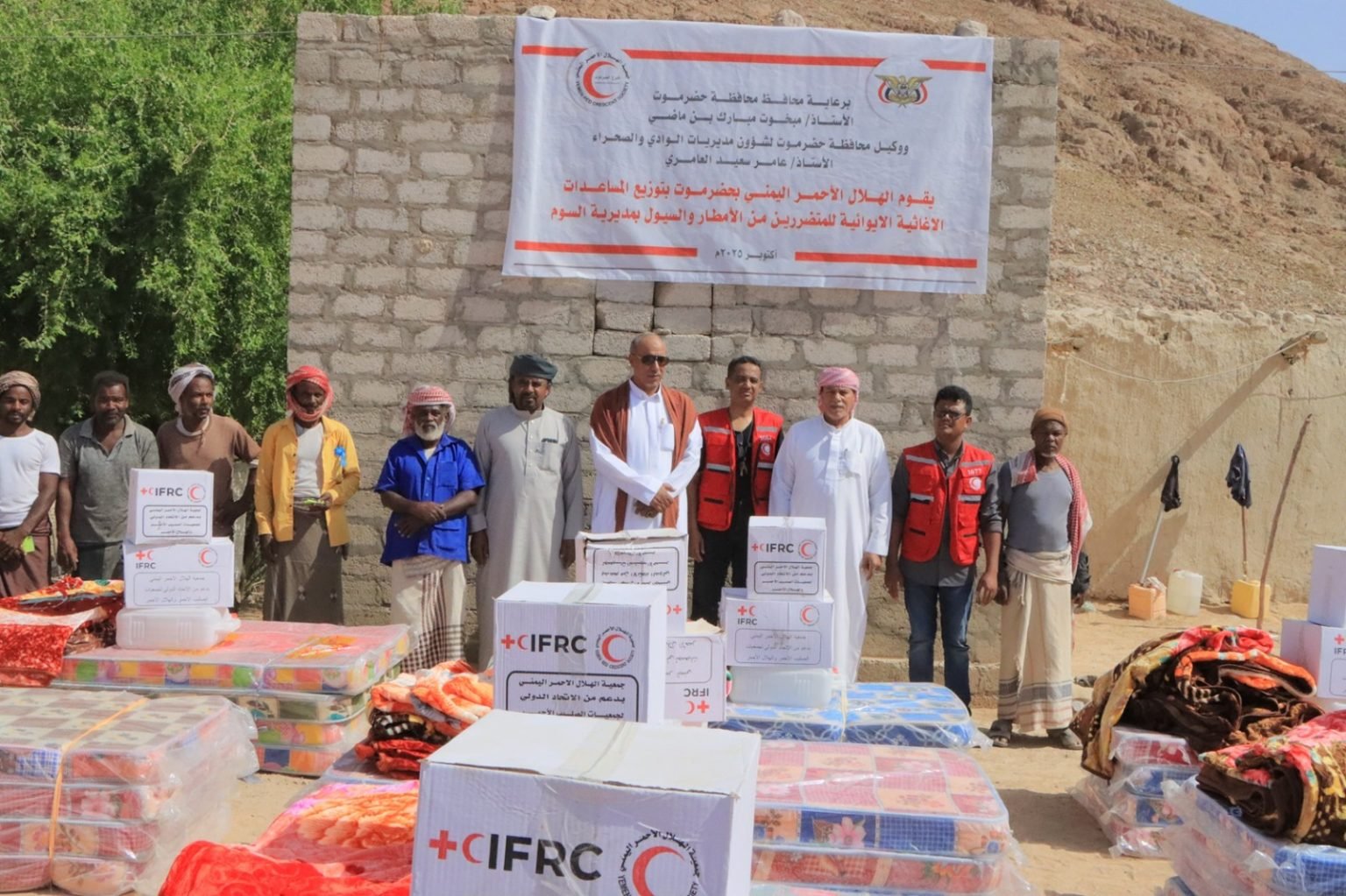 163 أسرة تستفيد من المساعدات العاجلة للمتضررين من الأمطار والسيول بمديرية السوم