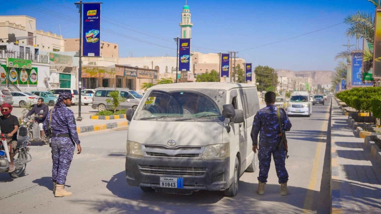 شرطة وادي حضرموت تُنفذ انتشاراً أمنياً للدوريات في شوارع مدينة سيئون لتنفيذ قرار منع حمل السلاح