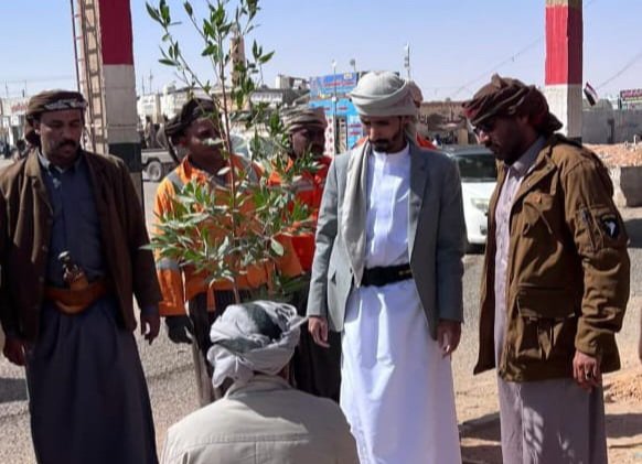 تدشين مشروع تشجير وتزيين الشوارع لتحسين المظهر الحضاري بمديرية العبر
