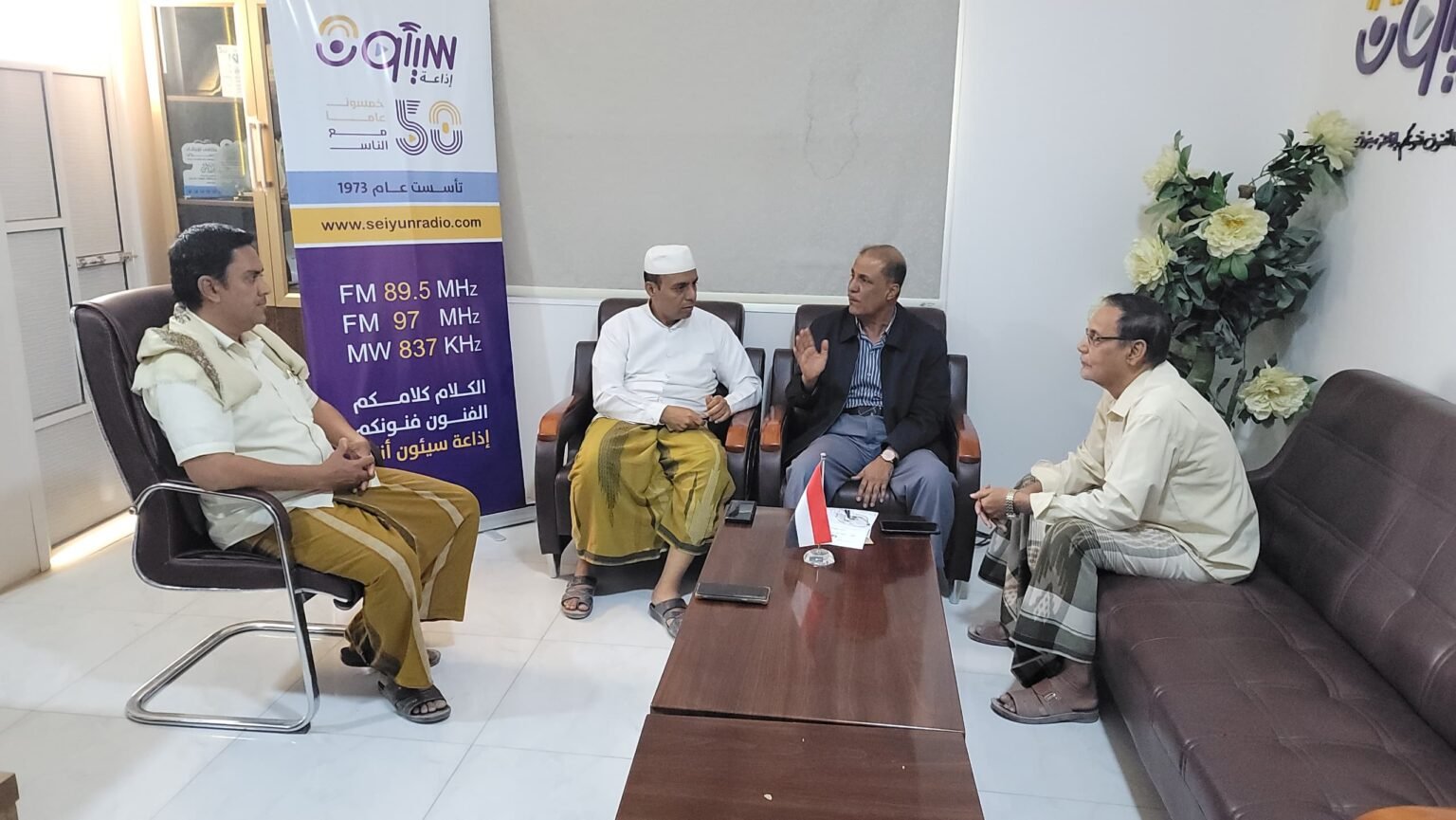 اجتماع بحضور مدير عام الإعلام يقر الخارطة البرامجية لإذاعة سيئون لشهر رمضان المبارك 1447هـ