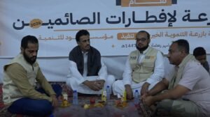 وكيل حضرموت الجيلاني يشارك في خيمة إفطار الصائمين بخور المكلا