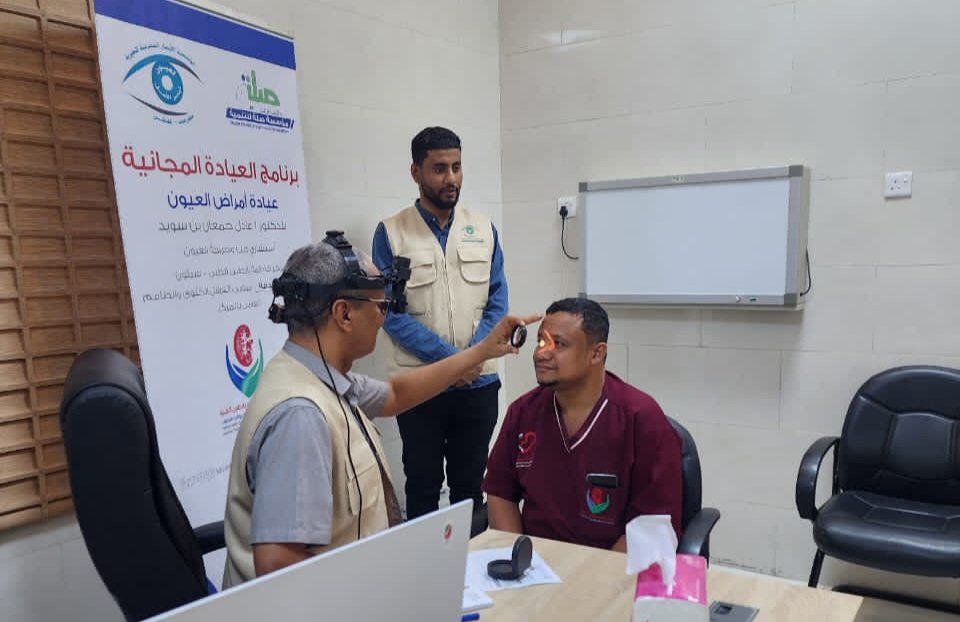 اكثر من 52 مستفيداً من عيادة العيون المجانية بمراكز فاطمة بابطين بوادي حضرموت