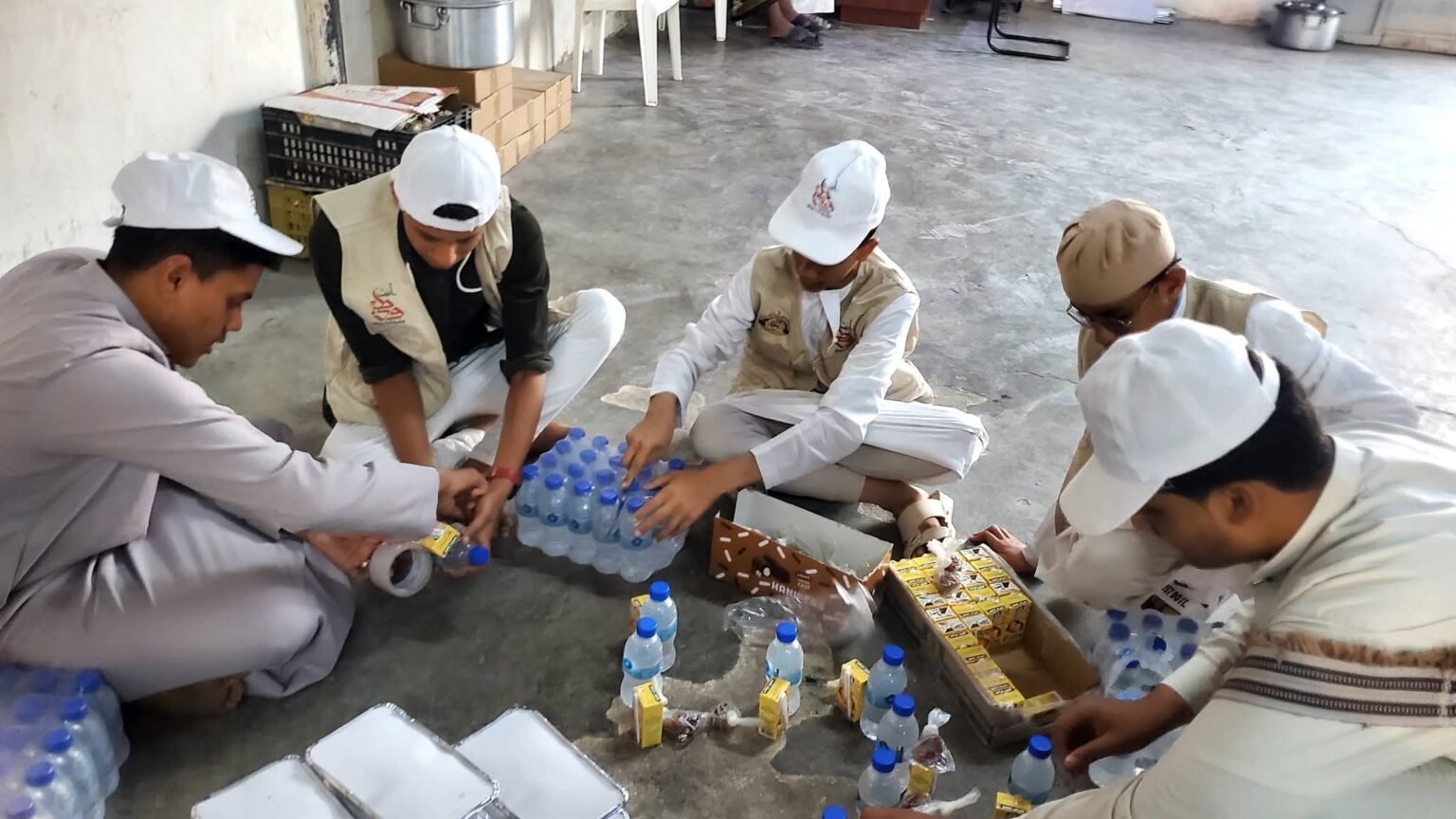 مبادرة أنت وطن تنفذ توزيع وجبات إفطار خلال شهر رمضان بسيئون