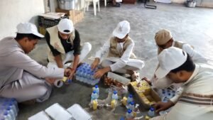 مبادرة أنت وطن تنفذ توزيع وجبات إفطار خلال شهر رمضان بسيئون