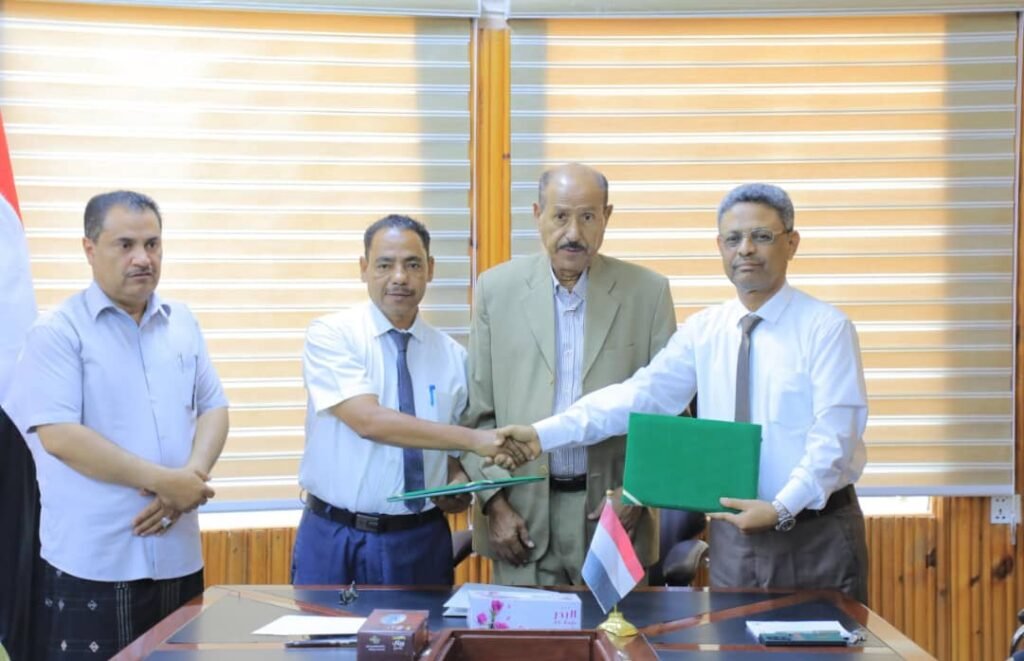 وكيل محافظة حضرموت يَعمِد اتفاقية التأمين الصحي لعمال النظافة والتحسين بوادي حضرموت