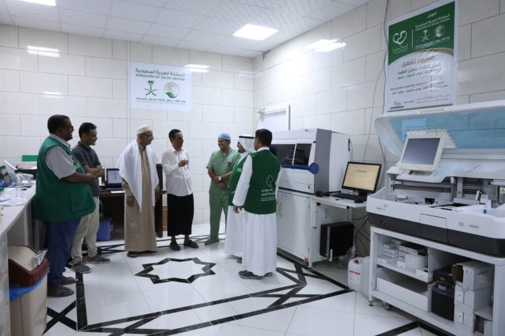 وفد من البرنامج السعودي لتنمية وإعمار اليمن يزور مراكز فاطمة بابطين الطبية بوادي حضرموت