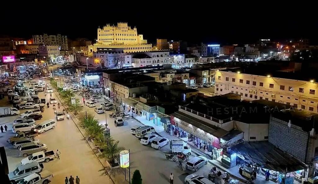 منخفض جوي يؤثر على أجزاء من المحافظة والسلطة المحلية بمديرية سيئون تعلن أرقام الطوارئ