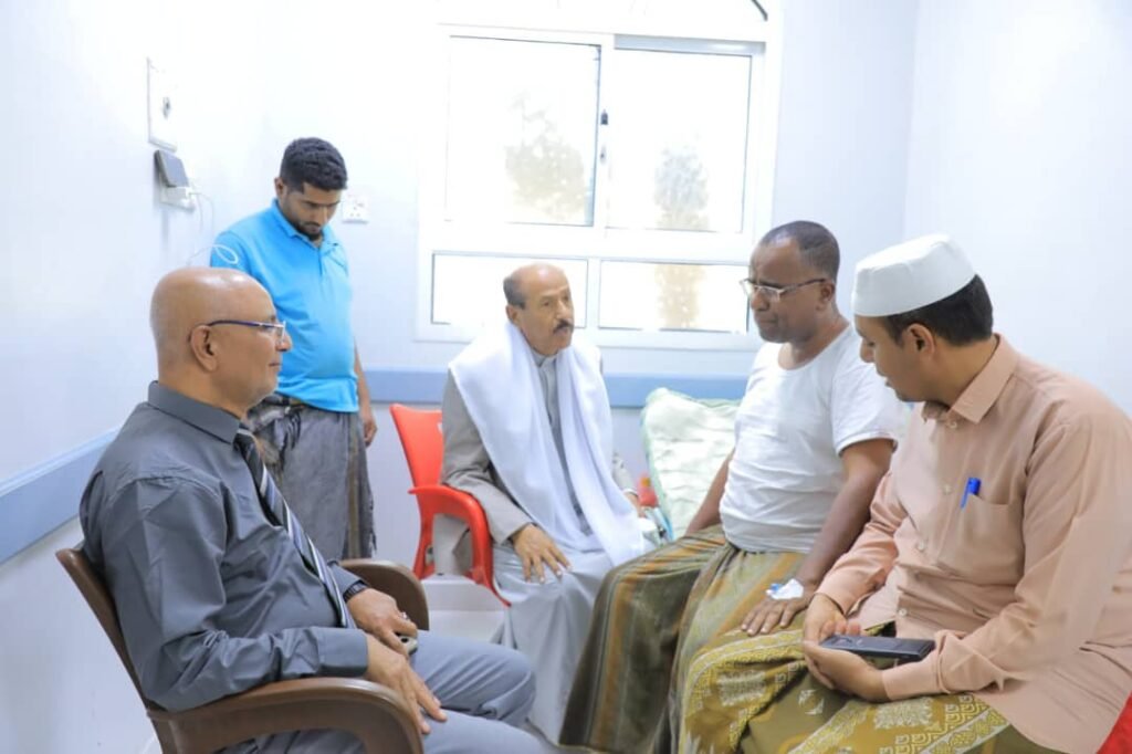 الوكيل بارباع يطمئن على صحة الإعلامي صالح محمد باصالح اثر تعرضه لوعكة صحية أدخلته المستشفى