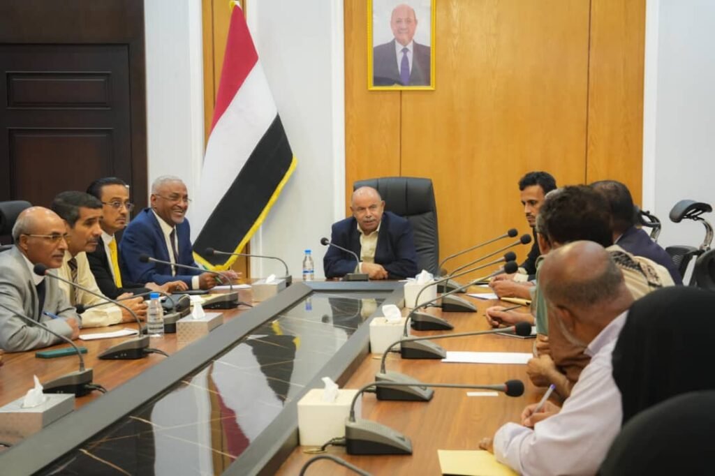 عضو مجلس القيادة محافظ حضرموت يعقد اجتماعاً موسعاً لمعالجة قضايا المعلمين