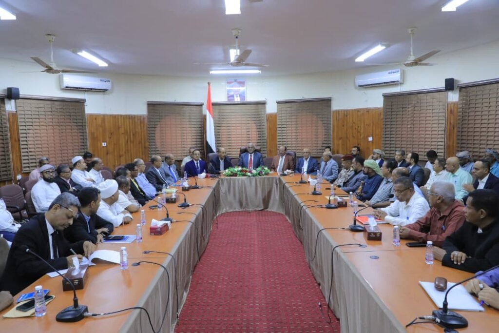 وزير الإدارة المحلية ووكيل الوادي يترأسان اجتماع المكتب التنفيذي بوادي وصحراء حضرموت