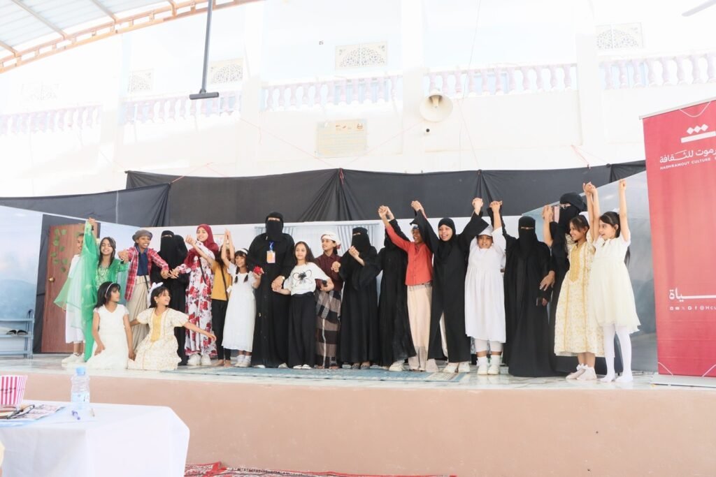 مدرسة 22 مايو بسيئون تدشن عروض المسرح المدرسي بمسرحية “صرخة من خلف الجدران”