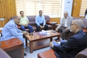 وكيل وادي وصحراء حضرموت يبحث مع مدير شركة بترومسيلة جهود التنمية وخطط دعم المشاريع الخدمية والتنموية