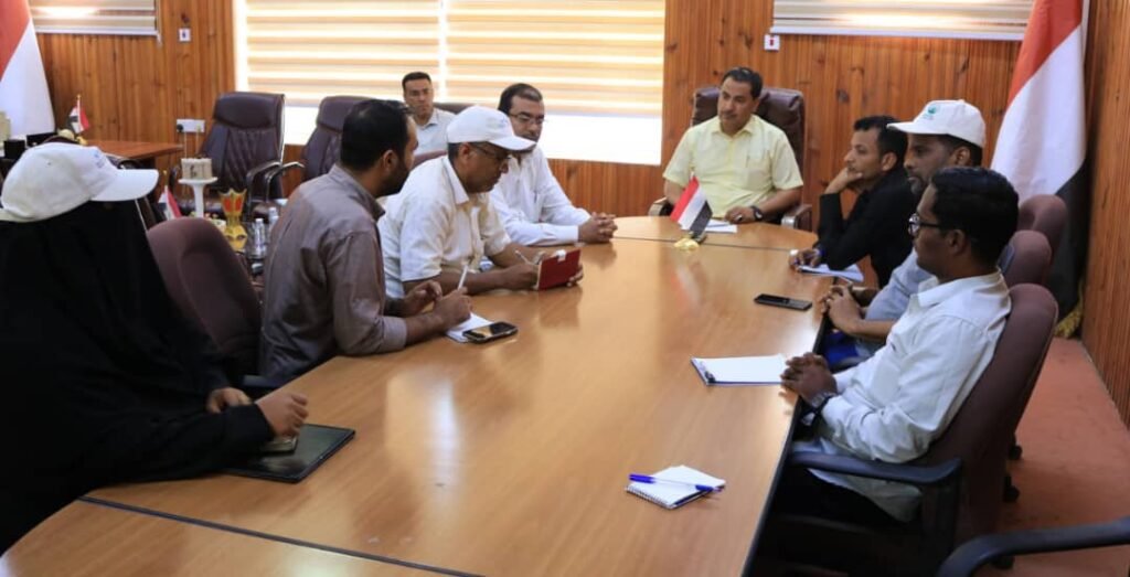 وكيل حضرموت المساعد يناقش مع منظمة صناع النهضة تنفيذ دراسة الإدارة المتكاملة للموارد المائية بوادي حضرموت