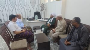 الوكيل بارباع يزور عميد دار المصطفى والمؤرخ السقاف في تريم ويؤكد دعم السلطة المحلية للعلم والثقافة