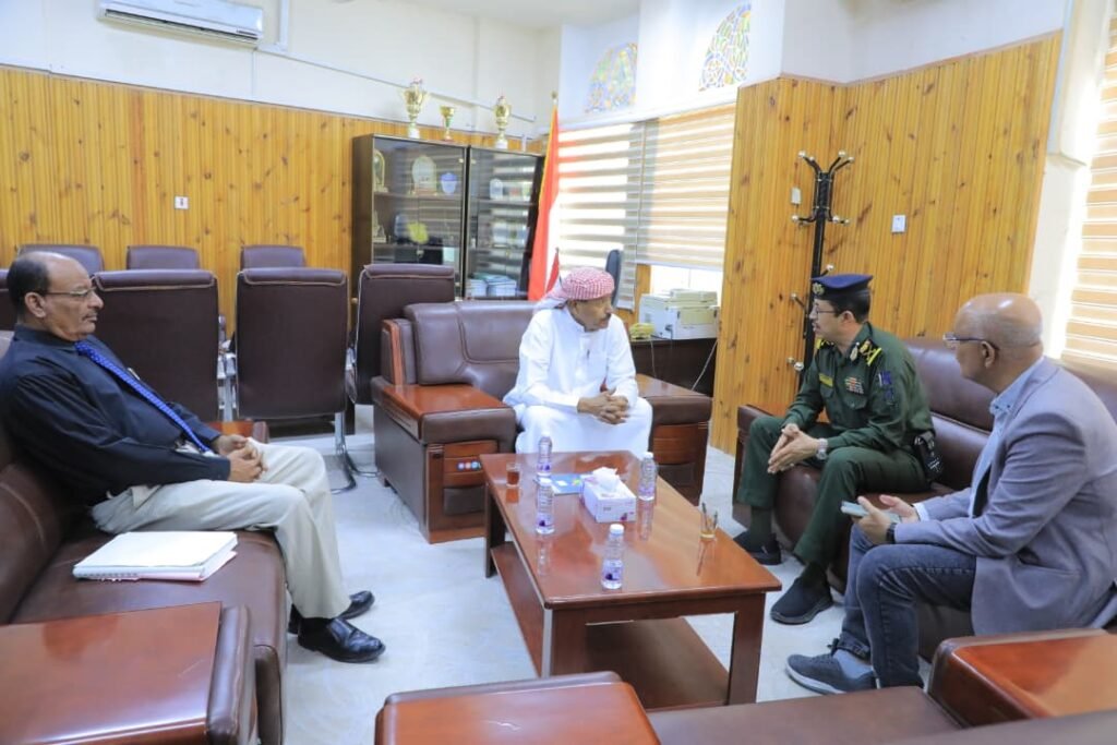 الوكيل بارباع يناقش مع وكيل وزارة الداخلية تطوير أداء المصالح الأمنية بوادي وصحراء حضرموت