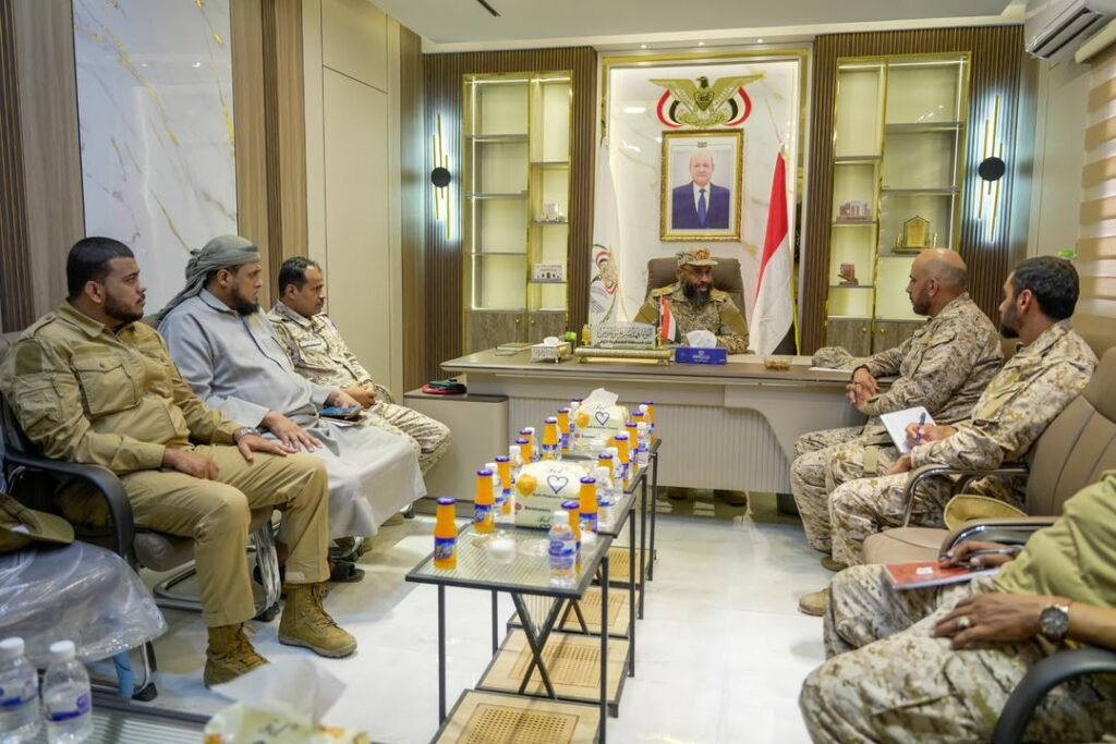 قائد المنطقة العسكرية الأولى يبحث مع قائد قوات التحالف تعزيز التنسيق الأمني في وادي حضرموت