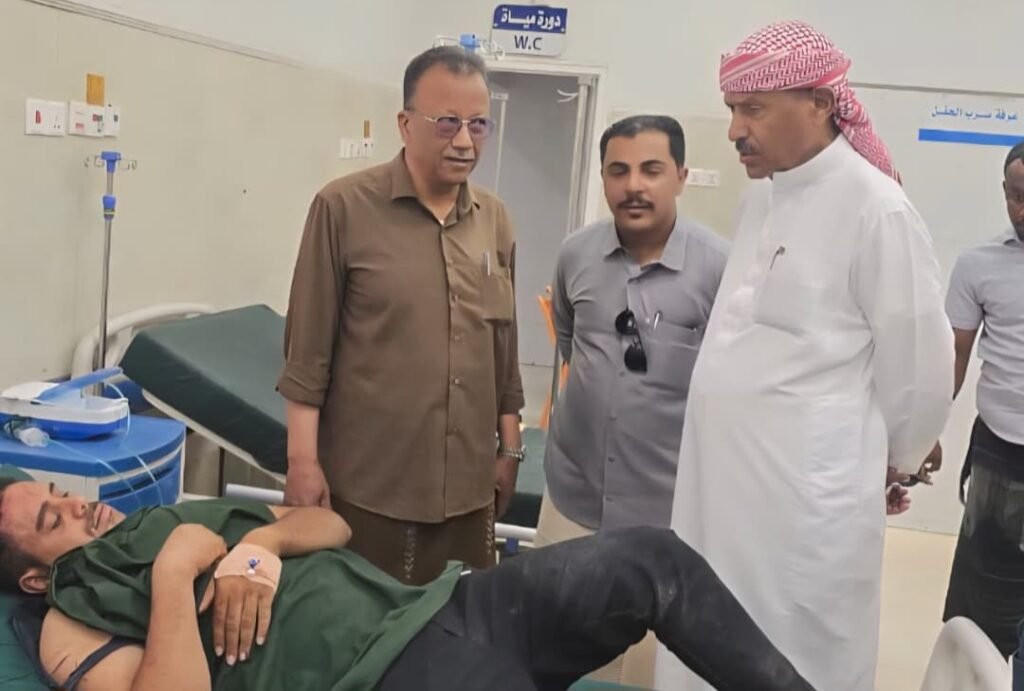 الوكيل بارباع يتفقد مصابي حادث تصادم خط العبر ويوجه بتقديم الرعاية اللازمة لهم