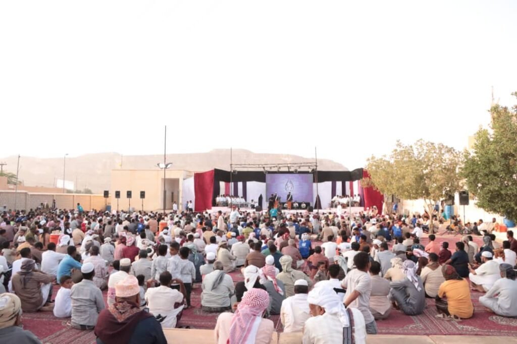 مهرجان الوصال الخامس بمديرية تريم يحتفي بزفاف 56 عريساً وعروساً