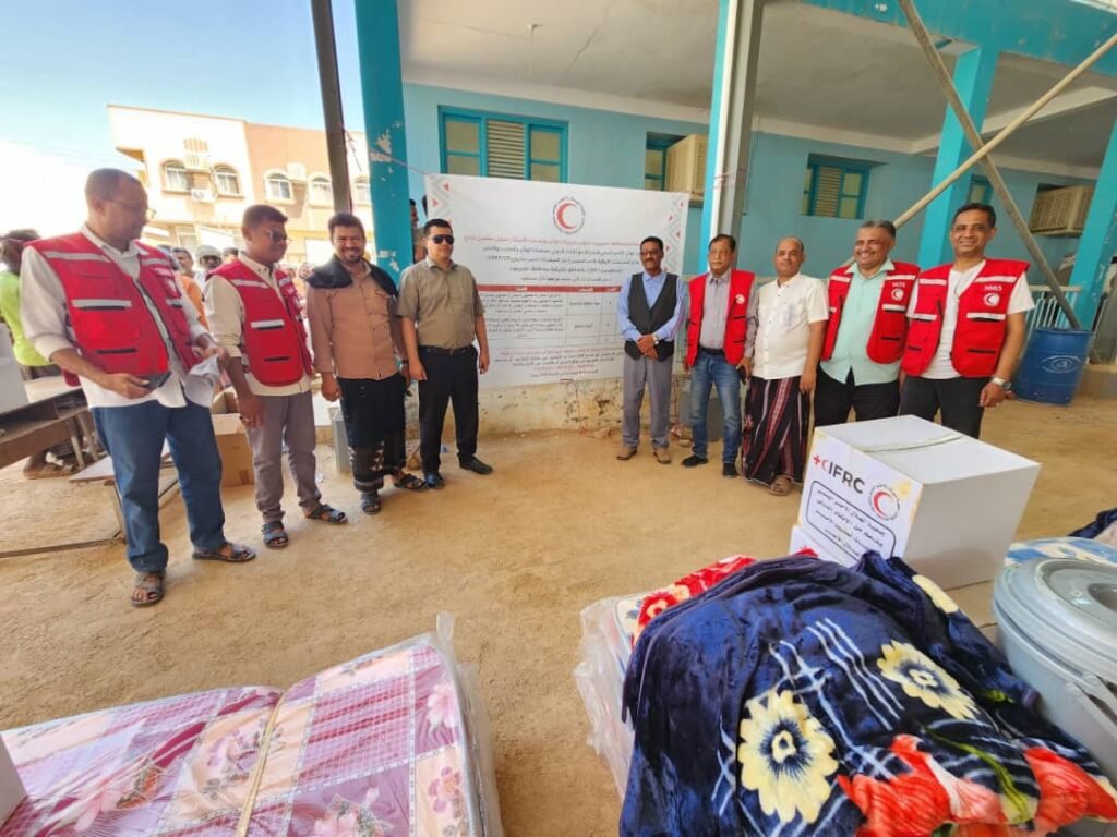 الهلال الأحمر اليمني يوزع مساعدات إيوائية لـ220 أسرة متضررة من الفيضانات بوادي حضرموت