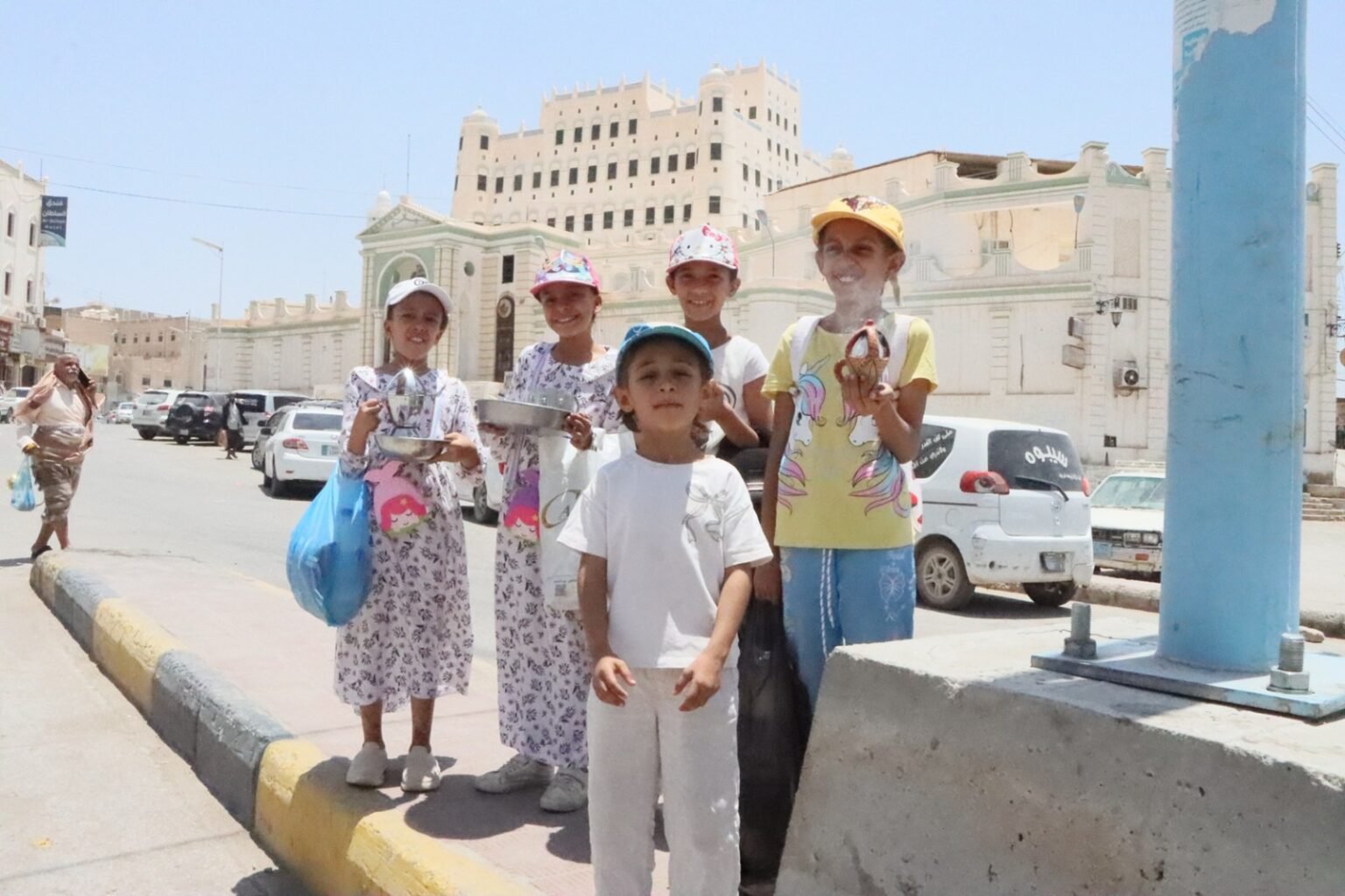 أطفال سيئون يستقبلون العام الهجري الجديد بالأهازيج والبخور وسط تمسّك بالموروث الشعبي