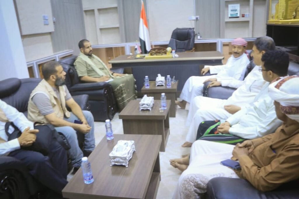 الوكيل بارباع ووكيل المحافظة للتنمية يطلعان على خطة مؤسسة “الناصر” لتأهيل استاد سيئون الأولمبي