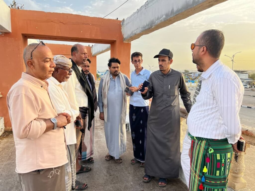 متابعة ميدانية لاستكمال التجهيزات والخدمات قبيل انطلاق موسم البلدة السياحي بالمكلا